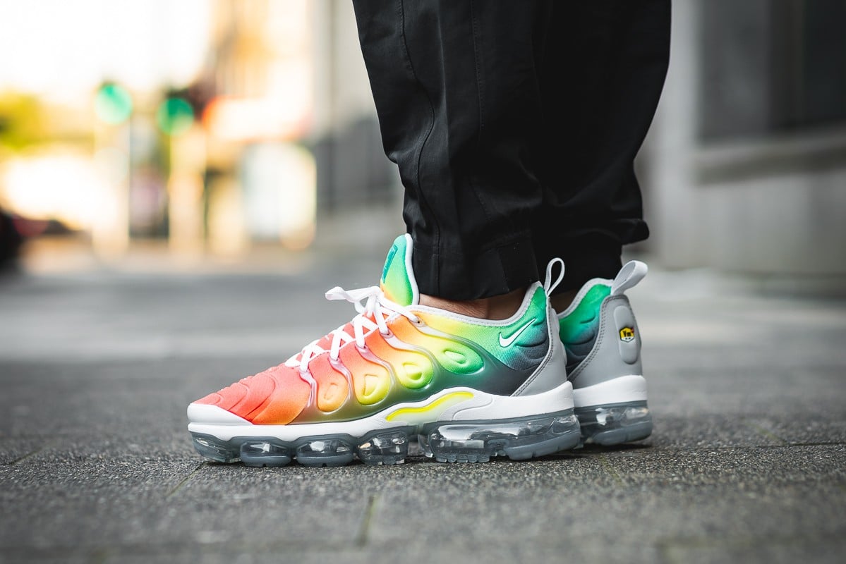 Vapormax plus hot sale rainbow on feet